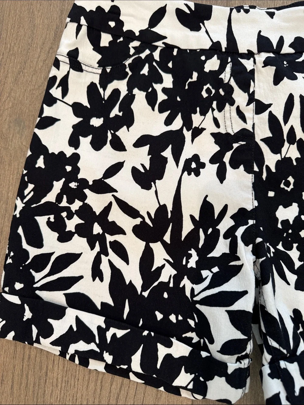 Soft Surroundings Shorts Black‎ White Floral Cuffed Hem Women’s Medium Pockets
